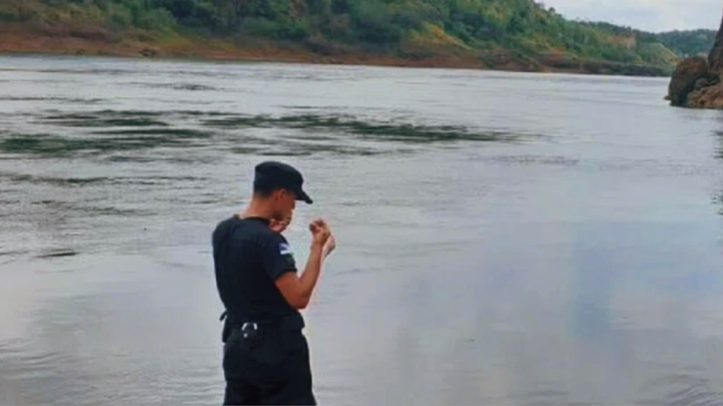 #MACABRO | ENCONTRARON UN CADÁVER CON DISPAROS Y LAS MANOS ATADAS FLOTANDO EN UN RÍO 