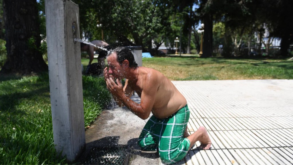 #CLIMA |  EL CALOR GOLPEÓ A BUENOS AIRES CON 41.2°, LA TEMPERATURA MÁS ALTA EN 65 AÑOS 