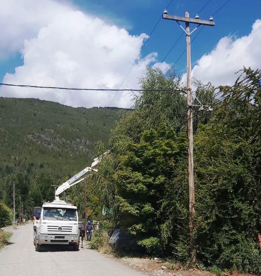 #CHUBUT | REALIZAN PODA DE ÁRBOLES EN LAS LÍNEAS ELÉCTRICAS DE LA COMARCA&nbsp;ANDINA
