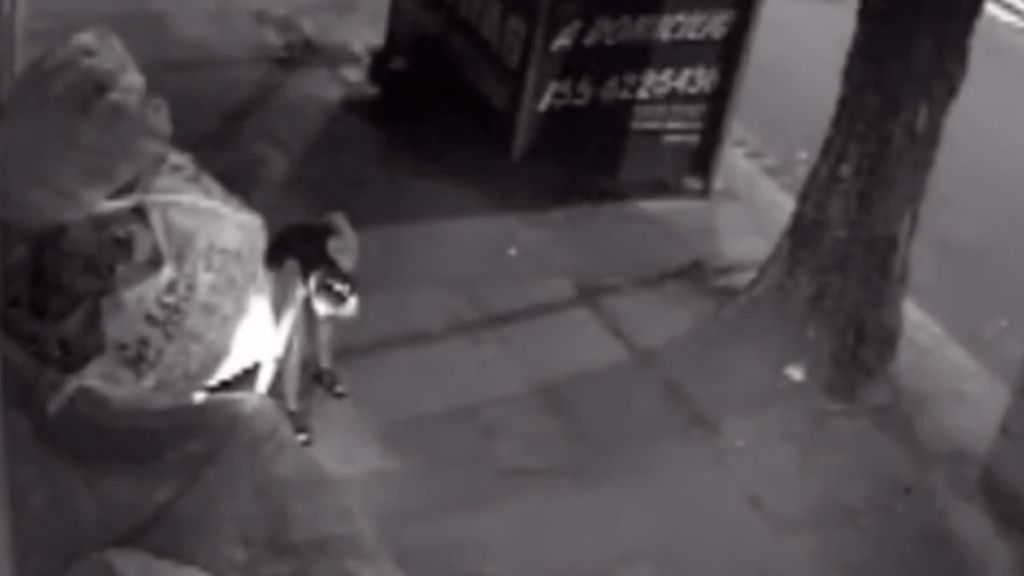 #INCREIBLE | UNA MUJER PRENDIÓ FUEGO A UN INDIGENTE QUE DORMIA EN LA&nbsp;CALLE