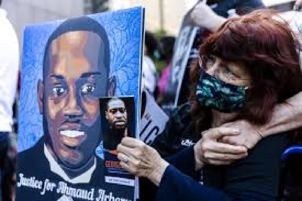 #MUNDO | Cadena perpetua para tres hombres blancos por matar a un joven negro en&nbsp;EEUU