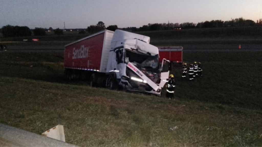 #TRAGEDIA | UN MUERTO Y 5 HERIDOS EN FUERTE CHOQUE ENTRE UN CAMIÓN Y UN&nbsp;MOTORHOME