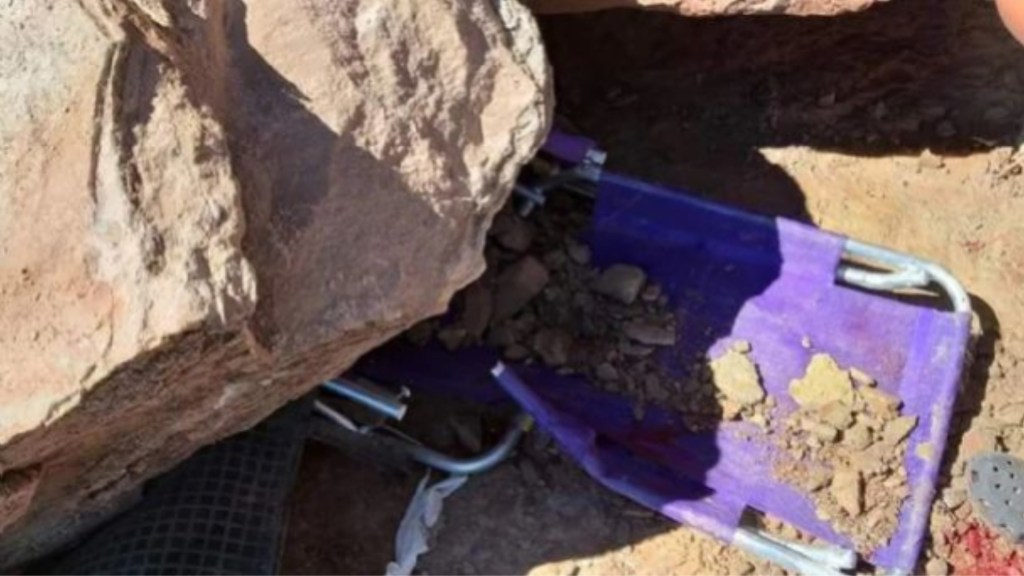 #TRAGEDIA | TOMABA SOL SENTADO EN UNA REPOSERA Y MURIÓ APLASTADO POR UNA INMENSA&nbsp;ROCA