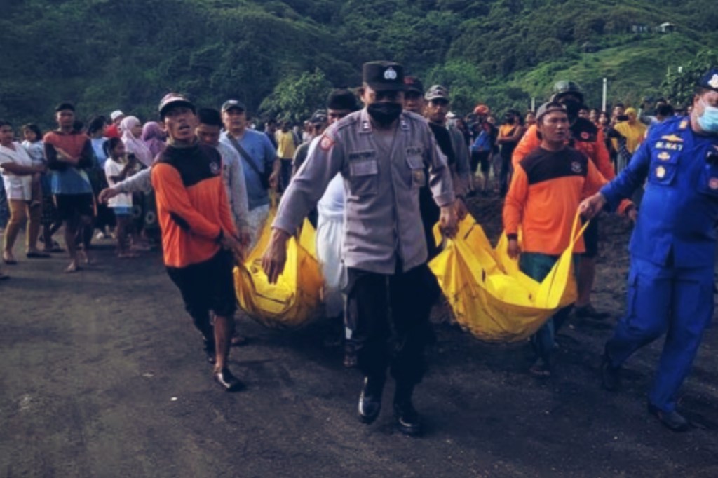 #TRAGEDIA | 10 PERSONAS MURIERON ARRASTRADAS POR EL MAR MIENTRAS&nbsp;MEDITABAN