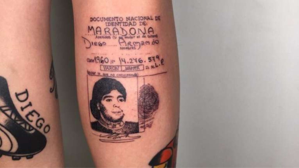 #INCREÍBLE | SE TATUÓ EL DNI DE DIEGO MARADONA EN LA PIERNA Y LA FELICITÓ&nbsp;GIANNINA