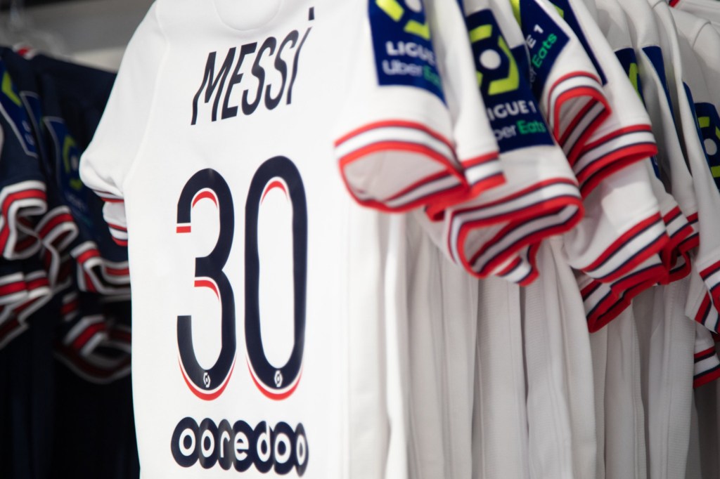 #FÚTBOL | CON MESSI MODELANDO, EL PSG PRESENTÓ SU NUEVA&nbsp;CAMISETA