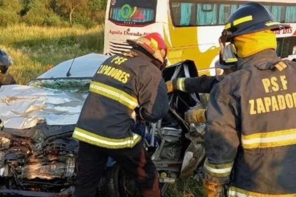#TRAGEDIA | TRES MUERTOS EN BRUTAL CHOQUE FRONTAL ENTRE UN AUTO Y UN&nbsp;COLECTIVO
