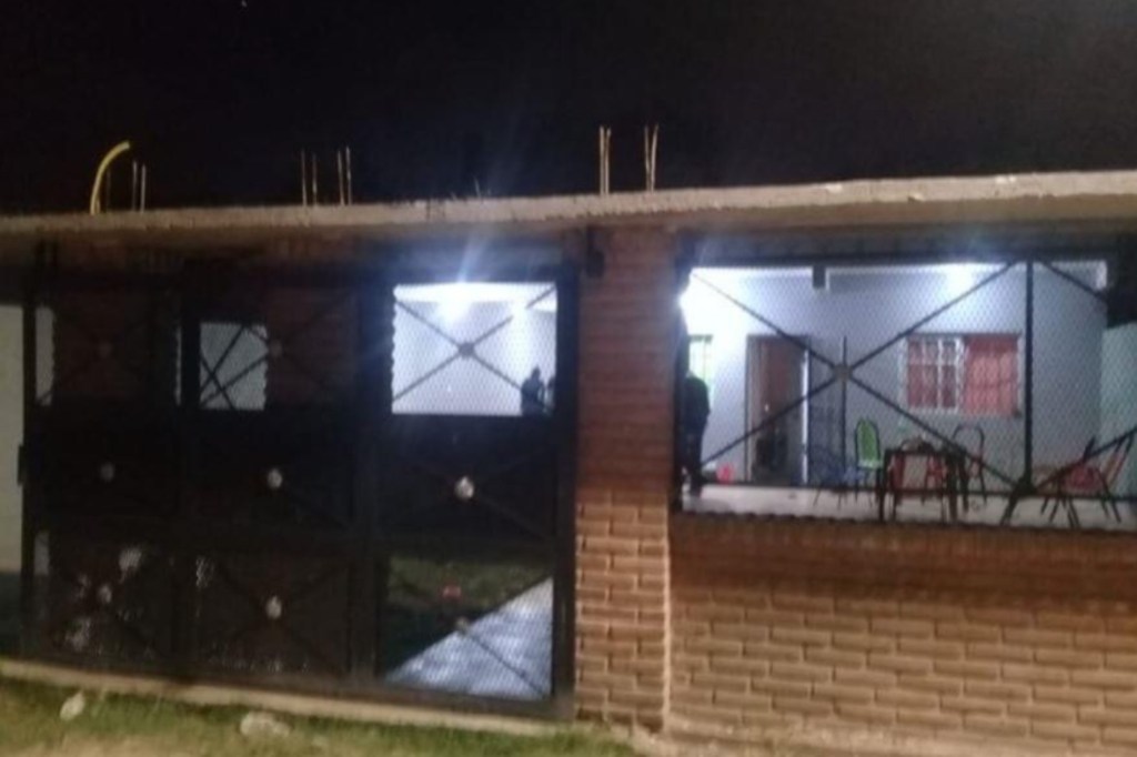 #MACABRO | MATARON A BALAZOS A UN HOMBRE Y SU HIJO DE 10 AÑOS Y SE SACARON SELFIES CON LOS&nbsp;CADÁVERES