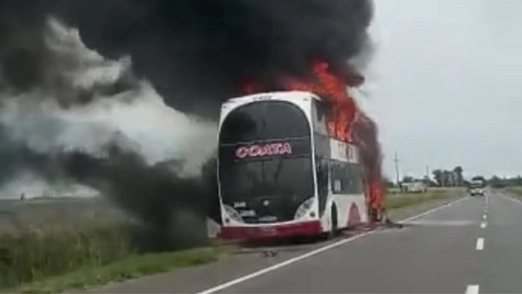 #IMPACTANTE | SE PRENDIÓ FUEGO UN COLECTIVO EN PLENA&nbsp;RUTA