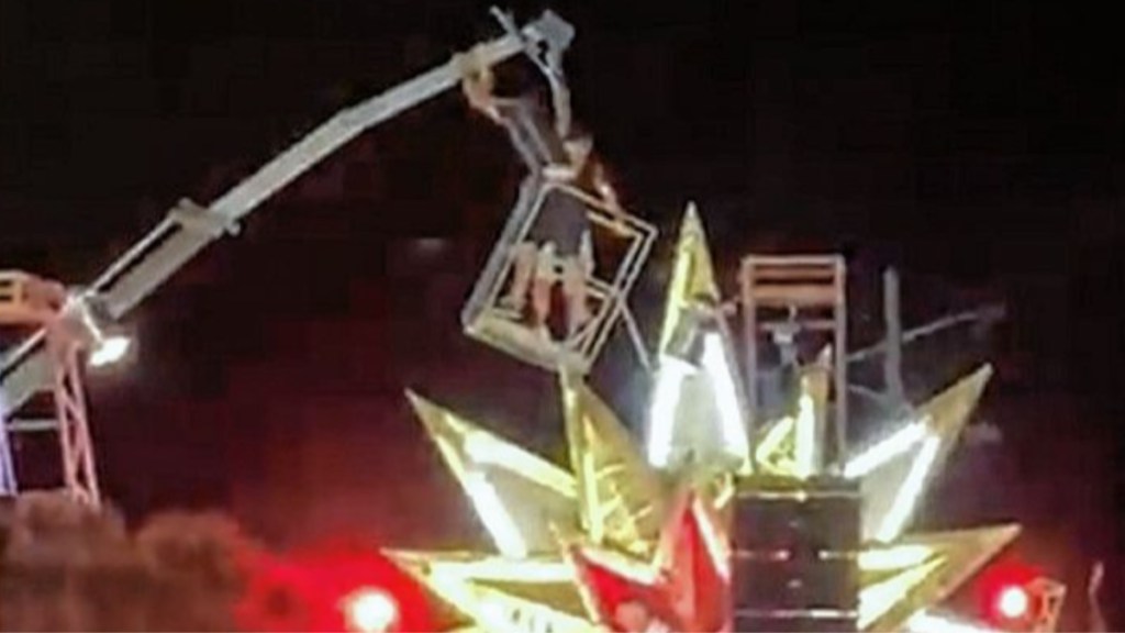 #VIDEO | IMPACTANTE CAÍDA DE UNA GRÚA EN EL CARNAVAL DE GUALEGUAYCHÚ CON DOS OPERARIOS GRAVEMENTE&nbsp;HERIDOS