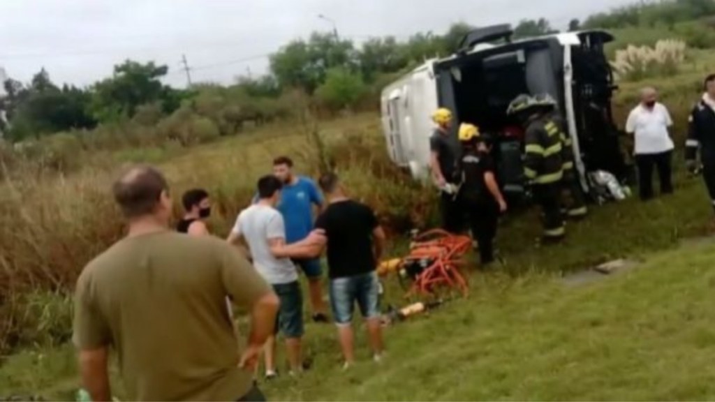 #TRAGEDIA | MURIÓ UN HOMBRE AL SER DESPEDIDO EN TERRIBLE VUELCO DE UN COLECTIVO QUE TRANSPORTABA TRABAJADORES DE UNA FÁBRICA 