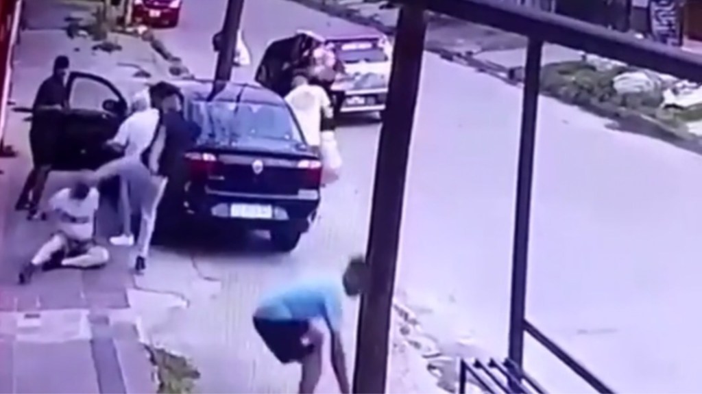 #BRUTAL | LE FRACTURARON LA MANDÍBULA DE UNA PATADA PARA ROBARLE EL&nbsp;AUTO