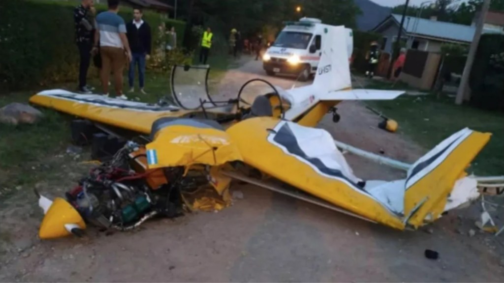 #INCREÍBLE | ESTABA CON SU HIJA DE 3 AÑOS, SE LES CAYÓ UNA AVIONETA ENCIMA Y&nbsp;SOBREVIVIERON