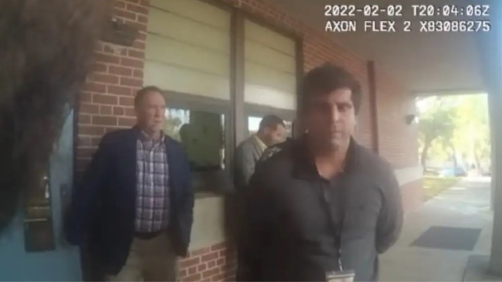 #ESCÁNDALO | UN PROFESOR BESÓ EN LA BOCA A UNA ALUMNA EN CLASE, PAGÓ UNA FIANZA Y QUEDÓ&nbsp;LIBRE