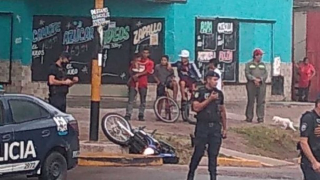 #POLICIALES | UN MOTOCHORRO QUE ESCAPABA DE LA POLICÍA CHOCÓ CONTRA UN TAXI Y&nbsp;MURIÓ