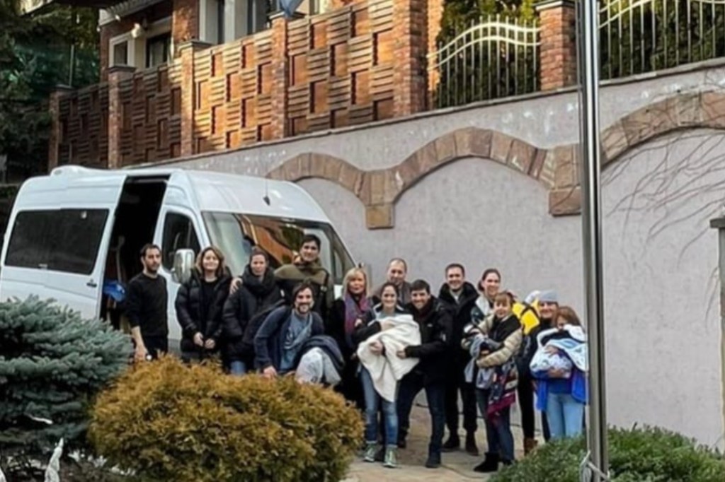 #GUERRA | CINCO FAMILIAS ARGENTINAS CON BEBÉS DE VIENTRES SUBROGADOS HUYEN DE UCRANIA HACIA&nbsp;POLONIA