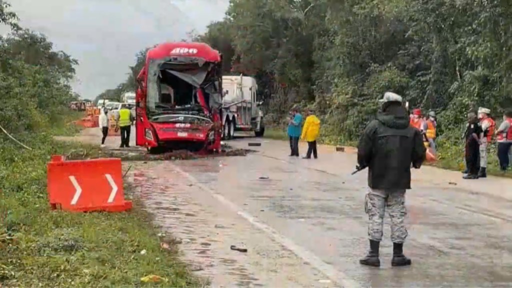 #TRAGEDIA | 8 MUERTOS Y 15 HERIDOS AL CHOCAR Y VOLCAR UN COLECTIVO EN&nbsp;CANCÚN