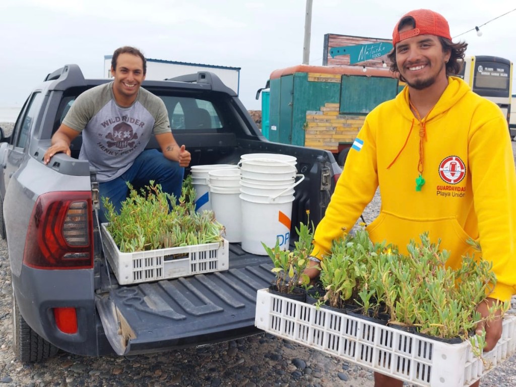 #RAWSON | Entregan plantines a Guardavidas que serán colocados en Playa&nbsp;Unión