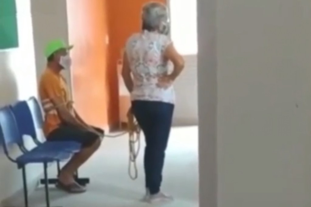 #INSÓLITO | UNA MUJER LLEVÓ ATADO A SU MARIDO A VACUNARSE Y SE HIZO&nbsp;VIRAL