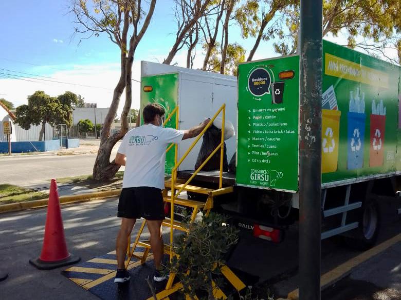 El Punto Limpio Móvil recibe residuos electrónicos en Playa&nbsp;Unión