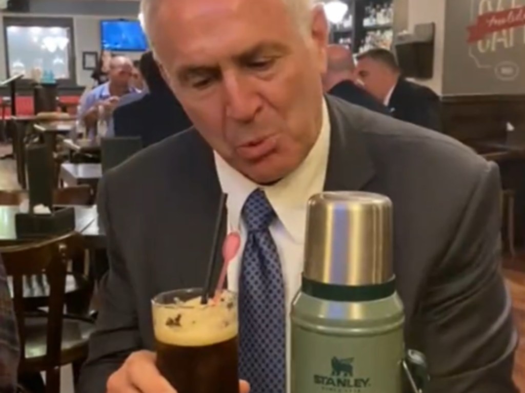 #INSÓLITO | EL EMBAJADOR NORTEAMERICANO PROBÓ EL FERNET Y ESTA FUE SU&nbsp;REACCIÓN