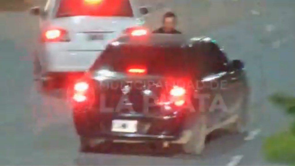 #CRIMINAL | ATROPELLÓ A UN AGENTE DE TRÁNSITO Y LO ARRASTRÓ TRES CUADRAS ARRIBA DEL&nbsp;CAPOT