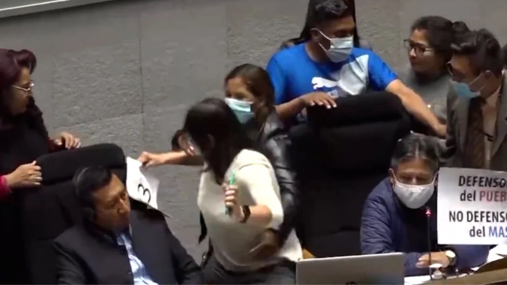 #VERGÜENZA | LEGISLADORAS BOLIVIANAS A LOS GOLPES EN PLENA&nbsp;SESIÓN