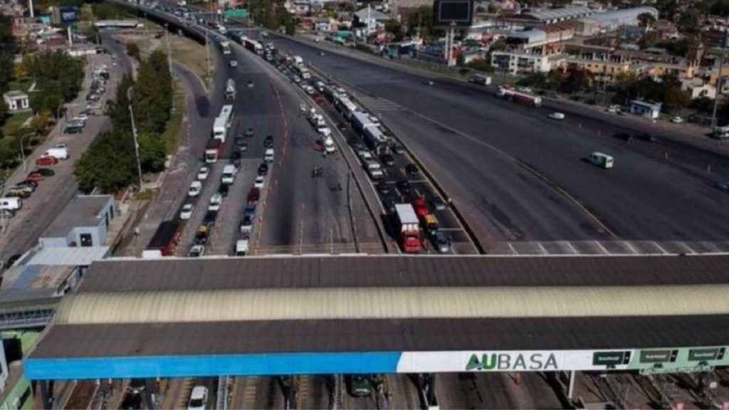 #SORPRESA | LLUVIA DE BILLETES EN LA AUTOPISTA BUENOS AIRES-LA PLATA GENERÓ LOCURA Y CAOS VEHICULAR 