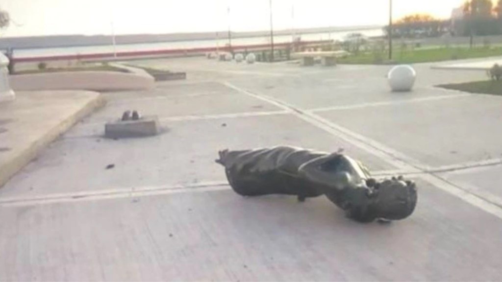 #VANDALISMO | DESTROZARON LA ESTATUA DE CRISTINA KIRCHNER EN RÍO GALLEGOS 