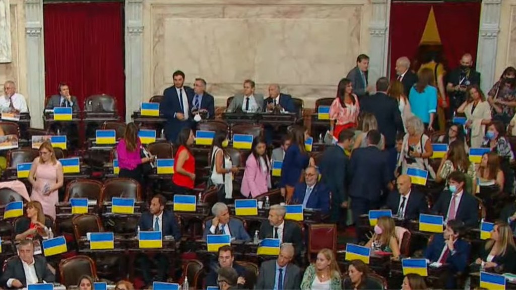 #ESCÁNDALO | ENTRE GRITOS E INSULTOS EL PRO ABANDONÓ EL RECINTO CUANDO ALBERTO HABLÓ DEL&nbsp;ENDEUDAMIENTO