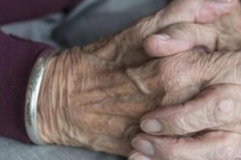 #HORROR | A UNA ABUELA DE 85 AÑOS LE CORTARON UN DEDO PARA ROBARLE SU ANILLO DE&nbsp;CASADA