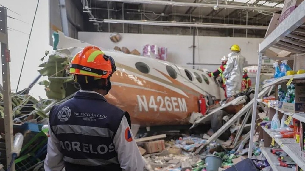#TRAGEDIA | TRES MUERTOS Y CUATRO HERIDOS AL ESTRELLARSE UNA AVIONETA CONTRA UN&nbsp;SUPERMERCADO