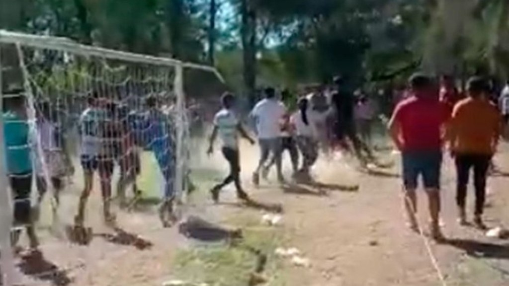 #TERRIBLE | TORNEO DE FÚTBOL INFANTIL TERMINÓ CON NENES “AHORCADOS”, PADRES A LAS PIÑAS Y A LOS&nbsp;TIROS