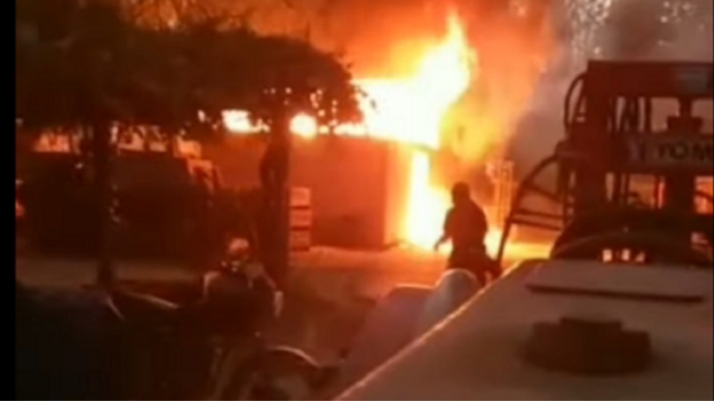 #HORROR | TRATÓ DE MATAR A SU EXPAREJA A PUÑALADAS, GOLPEÓ SALVAJEMENTE A LA SOBRINA Y LE PRENDIÓ FUEGO LA CASA CON EL PERRO&nbsp;ADENTRO