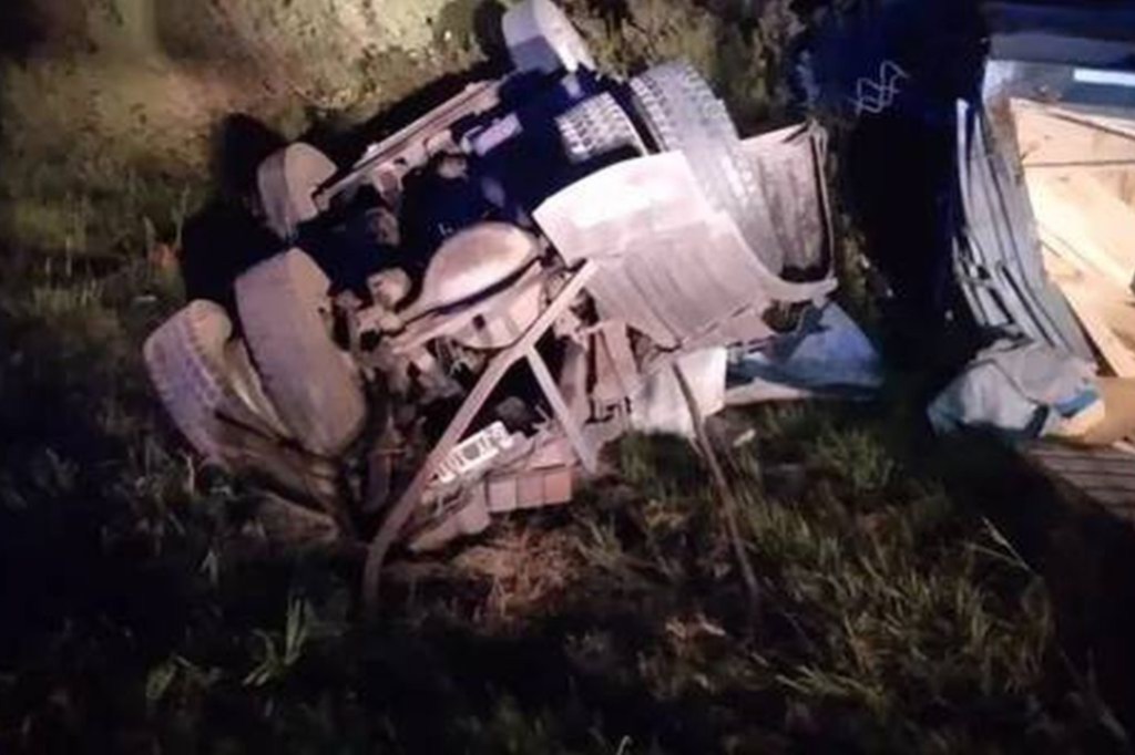 #TRAGEDIA | HACÍA DEDO AL COSTADO DE LA RUTA Y MURIÓ APLASTADO AL VOLCAR UN CAMIÓN 