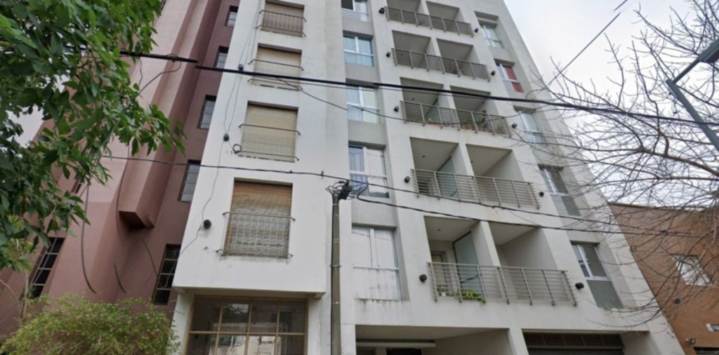 #INCREÍBLE | UNA CHICA DE 21 AÑOS CAYÓ AL VACÍO DE UN BALCÓN DE 6 METROS Y SE SALVÓ DE&nbsp;MILAGRO