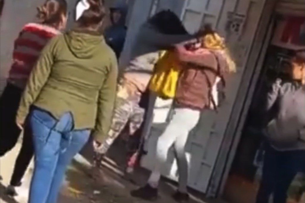 #ESCÁNDALO | DISCUTIERON EN UN “CHAT DE MAMIS” Y TERMINARON A LAS PIÑAS FRENTE A LA ESCUELA DE SUS&nbsp;HIJAS