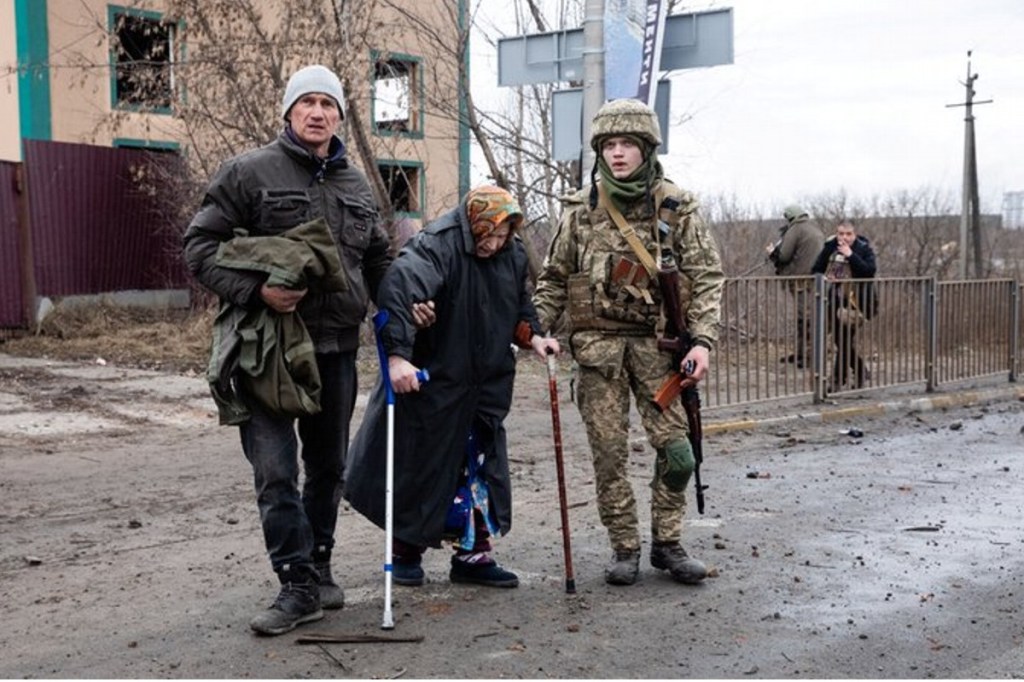 #GUERRA | 21 CIVILES MUERTOS EN SUMY LUEGO DEL BOMBARDEO RUSO MIENTRAS MILES DE UCRANIANOS HUYEN DURANTE LA&nbsp;TREGUA