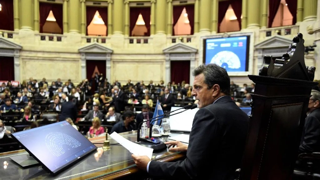#POLÍTICA | DIPUTADOS DEBATE EL ACUERDO DEL FMI CON INCIDENTES FUERA DEL&nbsp;CONGRESO