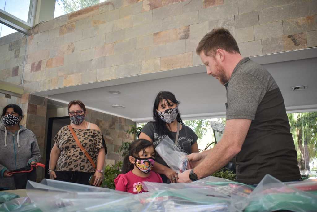 #DOLAVON | ENTREGARON KITS&nbsp;ESCOLARES