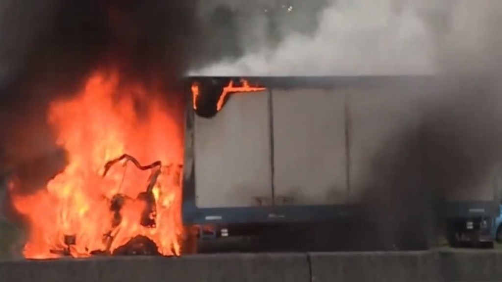 #ACCIDENTE | SE INCENDIÓ UN CAMIÓN Y UN POLICÍA FUE&nbsp;ATROPELLADO