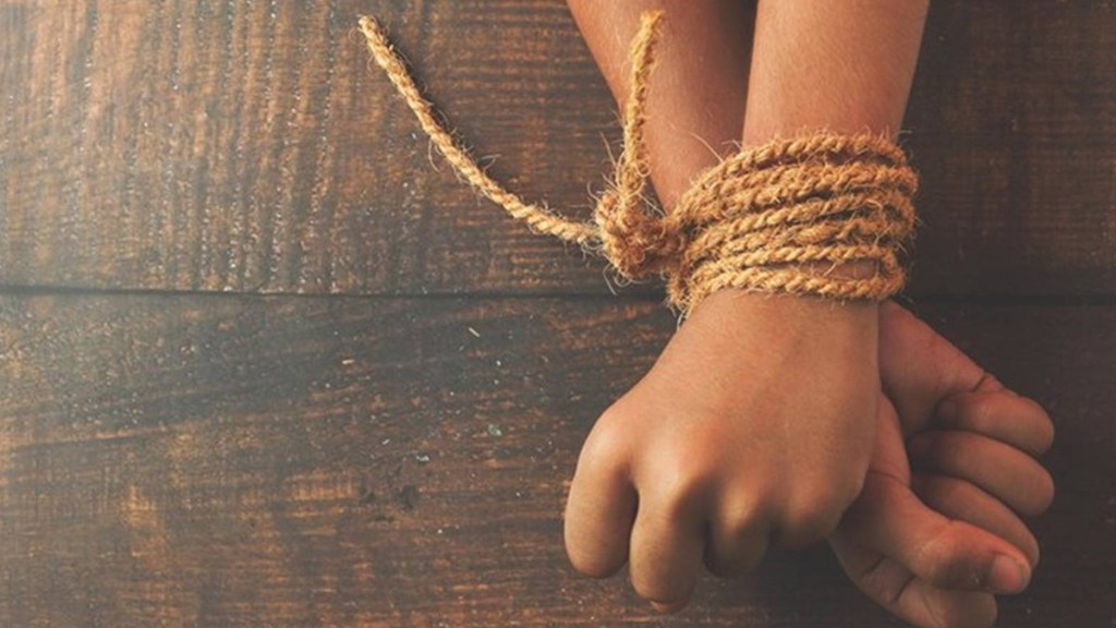 #HORROR | MÉDICO TORTURABA A SU HIJO DE 10 AÑOS ATÁNDOLO DE PIES Y MANOS Y EN INVIERNO LO HACÍA DORMIR EN LA TERRAZA CUANDO NO HACÍA LA&nbsp;TAREA