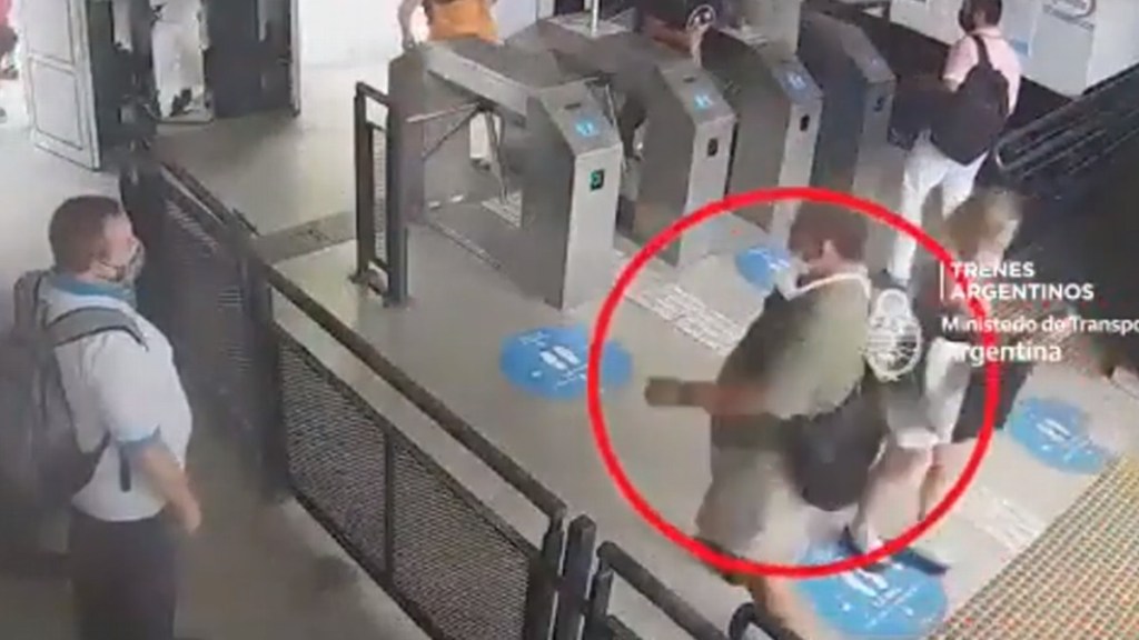 #VIDEO | DEGENERADO MANOSEÓ A UNA MUJER EN UNA ESTACIÓN DE&nbsp;TRENES