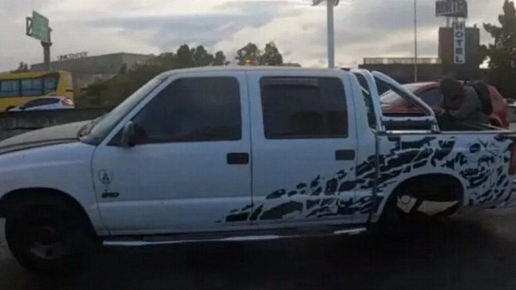 #TRAGEDIA | SE LE SALIÓ LA RUEDA DE LA CAMIONETA EN PLENA AUTOPISTA, SE BAJÓ PARA VER Y MURIÓ&nbsp;ATROPELLADO