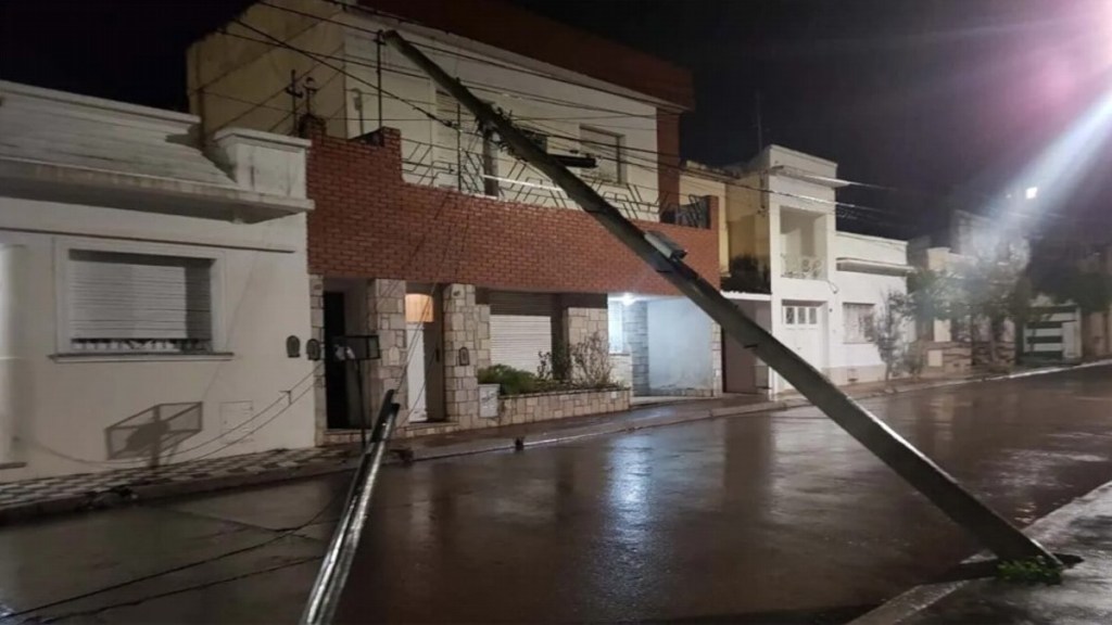 #TRAGEDIA | UN CAMIONERO MURIÓ ELECTROCUTADO AL CAÉRSELE ENCIMA UN POSTE DE&nbsp;LUZ