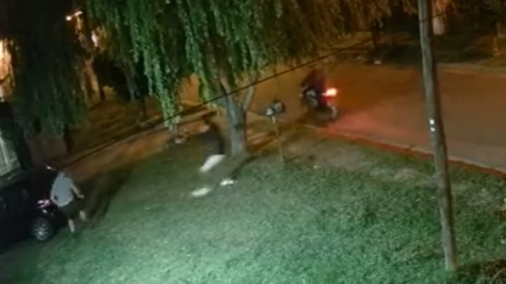 #POLICIALES | LE QUISIERON ROBAR EL AUTO, SE DEFENDIÓ A PIEDRAZOS Y CASI LO MATAN DE UN&nbsp;DISPARO