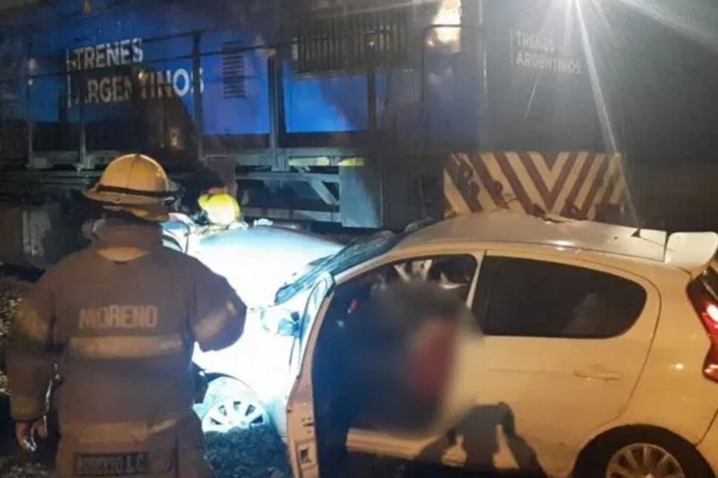 #TRAGEDIA | UN TREN ARROLLÓ A UN AUTO Y MURIERON CUATRO&nbsp;PERSONAS