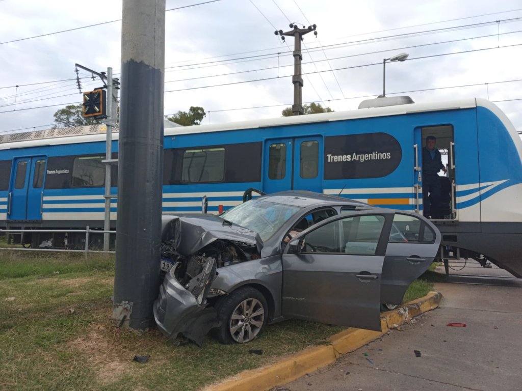 #ACCIDENTE | LO LLEVÓ POR DELANTE UN TREN AL CRUZAR CON LA BARRERA BAJA Y SE SALVÓ DE&nbsp;MILAGRO