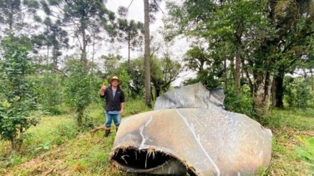 #INCREÍBLE | LE CAYÓ UN PEDAZO DE UNA NAVE ESPACIAL EN SU&nbsp;PATIO