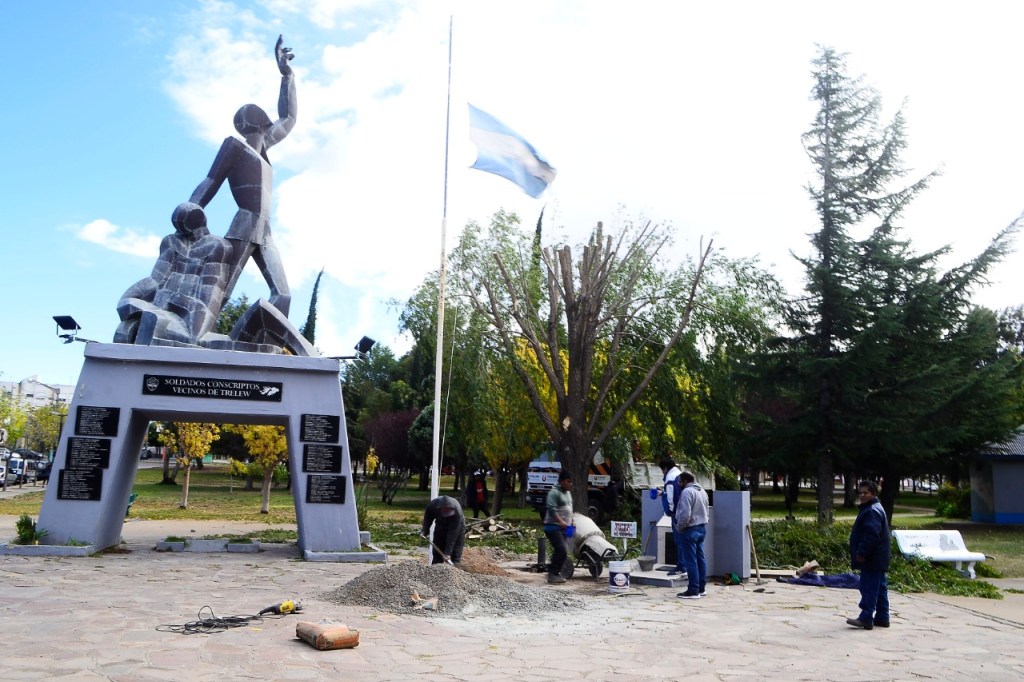 #TRELEW | Continúa con trabajos de bacheo  mantenimiento vial, limpieza y embellecimiento de espacios&nbsp;públicos